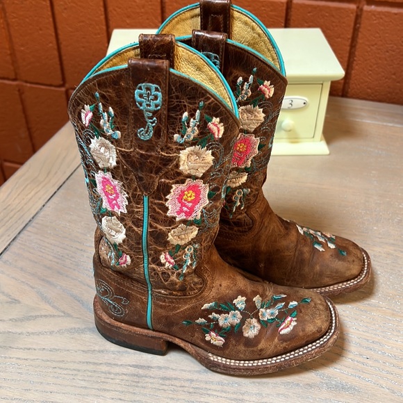 Macie bean little girl boots with embroidered flowers. - Picture 2 of 4